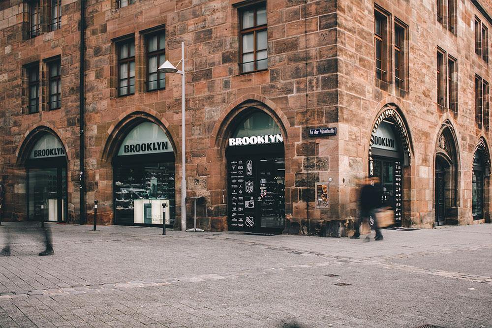 Brooklyn - Mehr als nur ein Schriftzug in unserem Ladenfenster - Brooklyn Footwear x Fashion
