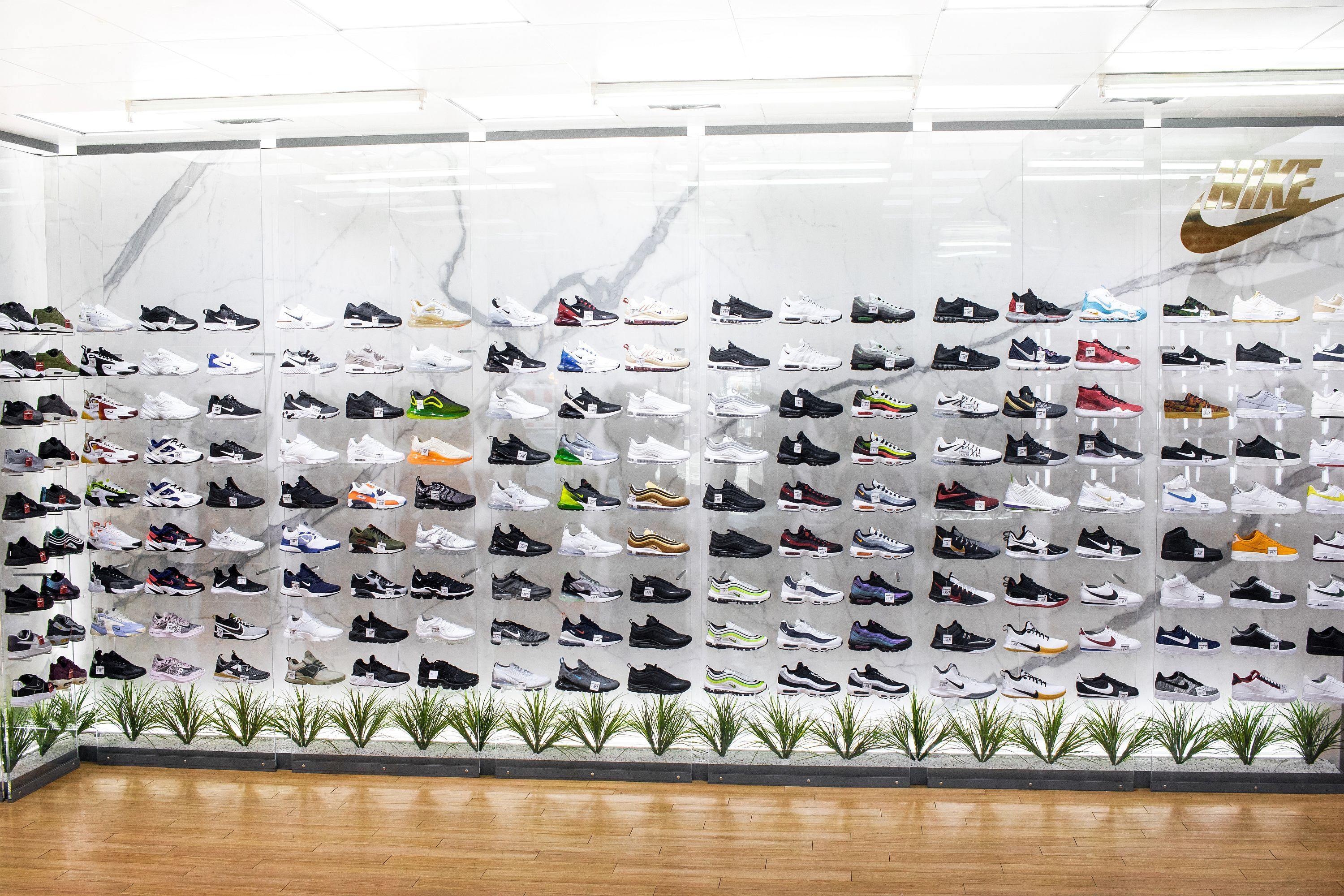 Neue Nike Sneakerwall mit Carrara Marmor - Brooklyn Footwear x Fashion